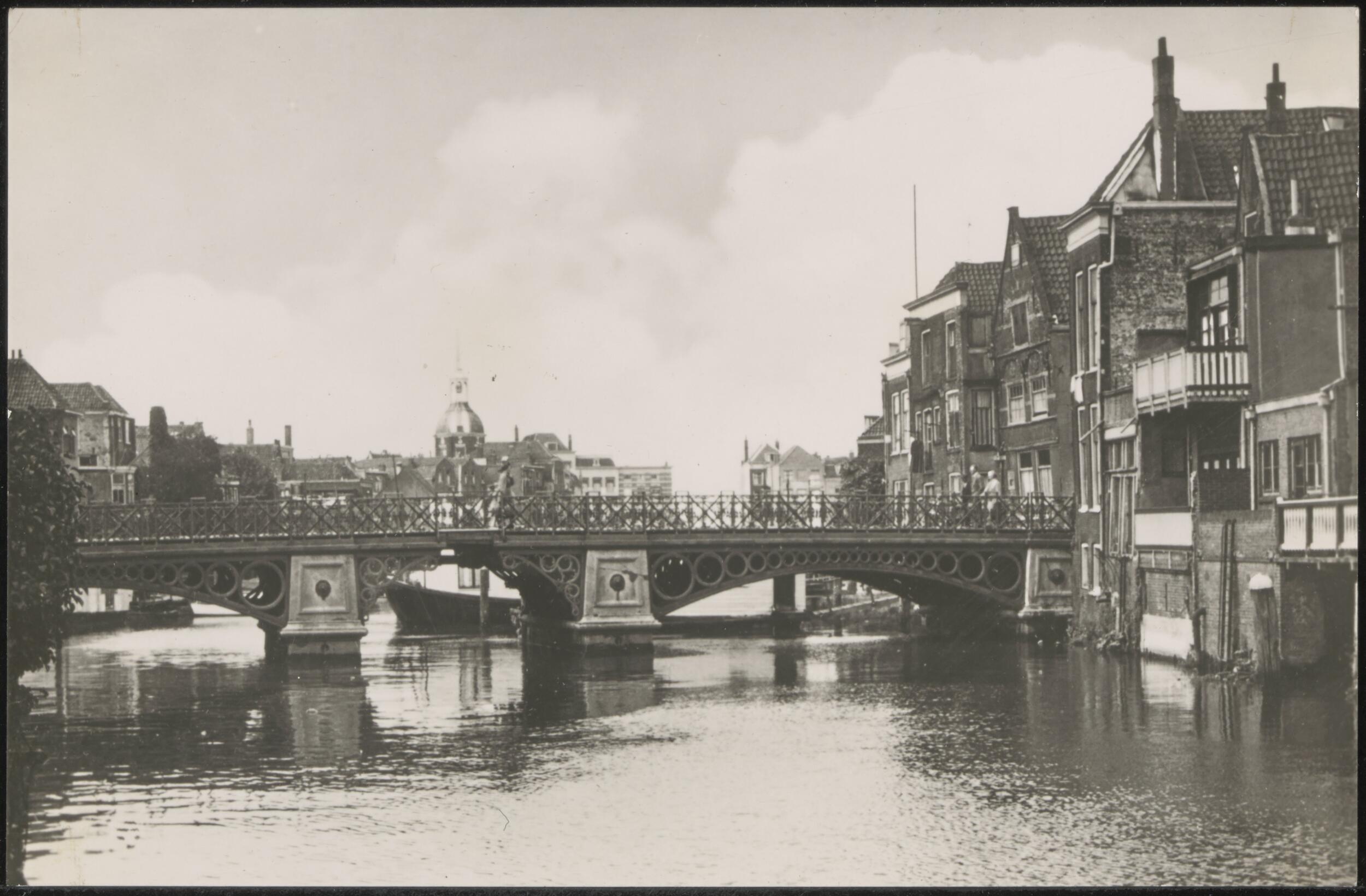 In 1849 is de huidige Nieuwbrug gebouwd naar een ontwerp van stadbouwmeester Georg Nicolaas Itz